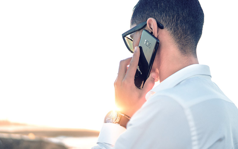 電話をかける男性・画像