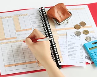 家計簿をつける画像
